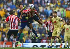 Pelea por el balón en el Clásico Nacional