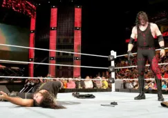 Kane después de golpear a Rollins