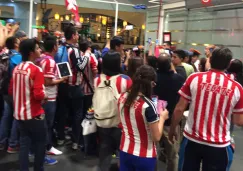 Aficionados, a la espera de que salgan las Chivas