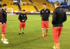 Jugadores de Veracruz analizando el estado de la cancha