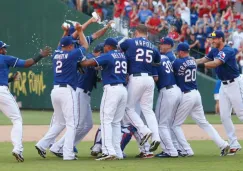 Los Rangers de Texas festejan tras conseguir su título de división