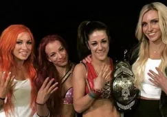 Bayley con el cinturón de campeona junto a Sasha Banks