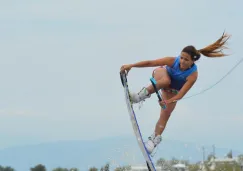 Deportista realiza acrobacias en una competencia de wakeboard