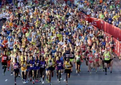 Corredores corren en grupo en el Maratón de Chicago