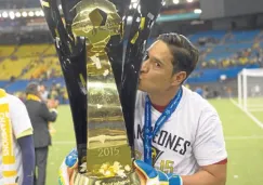 Muñoz besa el trofeo de la Concacaf Champions League