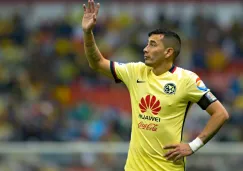 Sambueza saluda a la tribuna en un partido del América