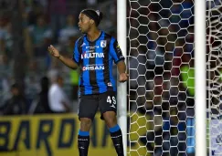 Ronaldinho en un partido con el Querétaro