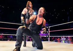 Undertaker y Kane festejan la victoria 