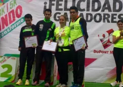 Los ganadores posan con sus reconocimientos