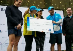 Momento de la entrega del cheque por parte del director general de BBVA Bancomer