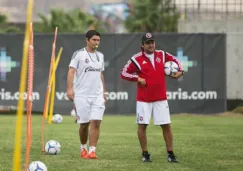 Raúl Chabrand (izquierda) dirige un entrnamiento de Xolos