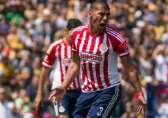 Carlos Salcido en un partido con Chivas