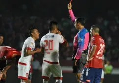 Christian Cueva recibiendo la tarjeta roja en el duelo contra Veracruz