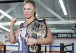 Ronda Rousey presume su cinturón en el Día de Medios