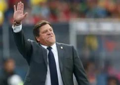 Miguel Herrera saluda a la gente