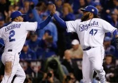 Los jugadores de los Reales de Kansas City se dan la mano