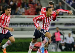 Jugadores de Chivas festejan un gol