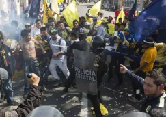 Momento del enfrentamiento entre azulcremas y policías