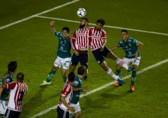 Momento en que Alanís remata para adelantar a las Chivas