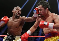 Mayweather conecta un golpe contra Manny Pacquiao