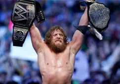 Daniel Bryan festeja con sus cinturones