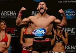 Kelvin Gastelum en el pesaje de UFC 180 en México