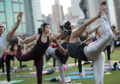 Grupo de personas practican yoga