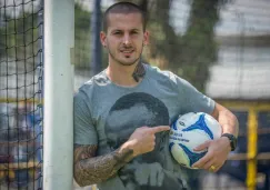 Dario Bendetto muestra el balón de la Liga MX