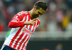 López festeja un gol con Chivas