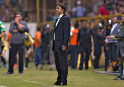 Almeyda observa el juego en el Banorte