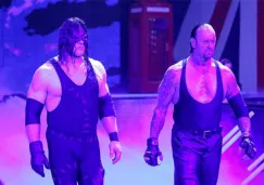 Undertaker y Kane aparecen en Raw