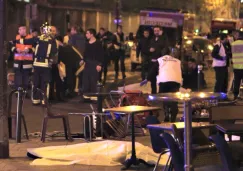 Los elementos de seguridad laboran en una calle de París