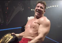 Eddie Guerrero festeja con el campeonato de la WWE