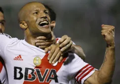 Carlos Sánchez festeja un gol con River Plate