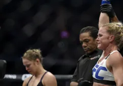 Holm con el cinturón que la acredita como campeona