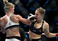 Holm golpea a Rousey