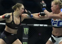 Rousey golpea a Holm sobre el octágono