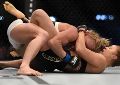 Rousey intenta golpear a Holm 