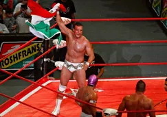 Alberto del Río levanta la bandera de México