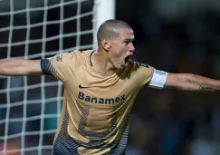 Dario Verón celebra un gol