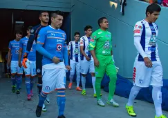 Jugadores de Pachuca y Cruz Azul previo a un juego de Copa MX 