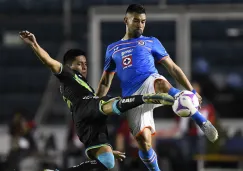 Ariel Rojas disputa el balón en el Estadio Azul