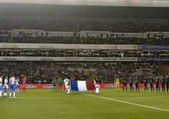 Jugadores de Gallos y Puebla guardan un minuto de silencio