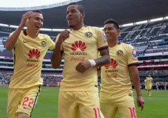 Jugadores del América festejan un gol