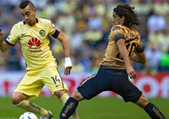 Sambueza y Britos peleando el balón en el Estadio Azteca