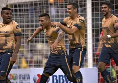 Jugadores de Pumas celebran gol contra América 