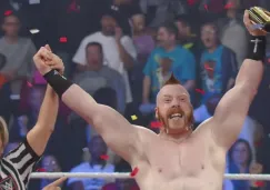 Sheamus festeja con el cinturón de la WWE Mundial Pesado