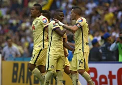 Sambueza y compañía celebran un gol con el América