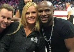 Mayweather posa para la cámara junto a su amiga