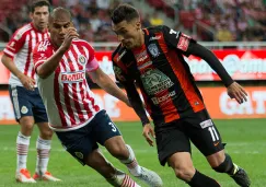 Carlos Salcido y Rubén Botta pelean por el balón